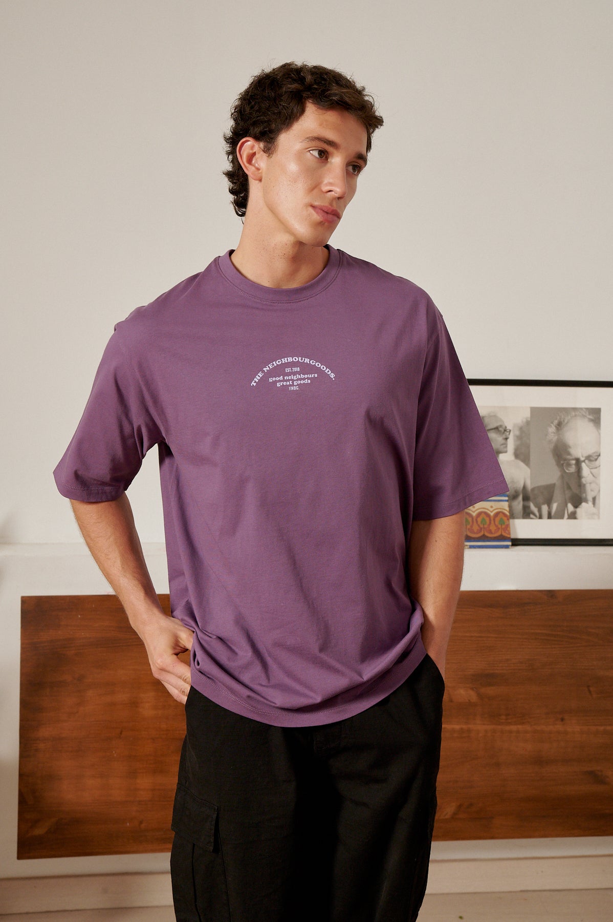 T-SHIRT LILA MIT GOOD NEIGHBOUR PRINT