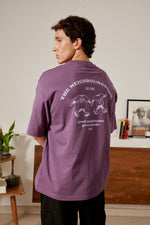 Lade das Bild in den Galerie-Viewer, T-SHIRT LILA MIT GOOD NEIGHBOUR PRINT

