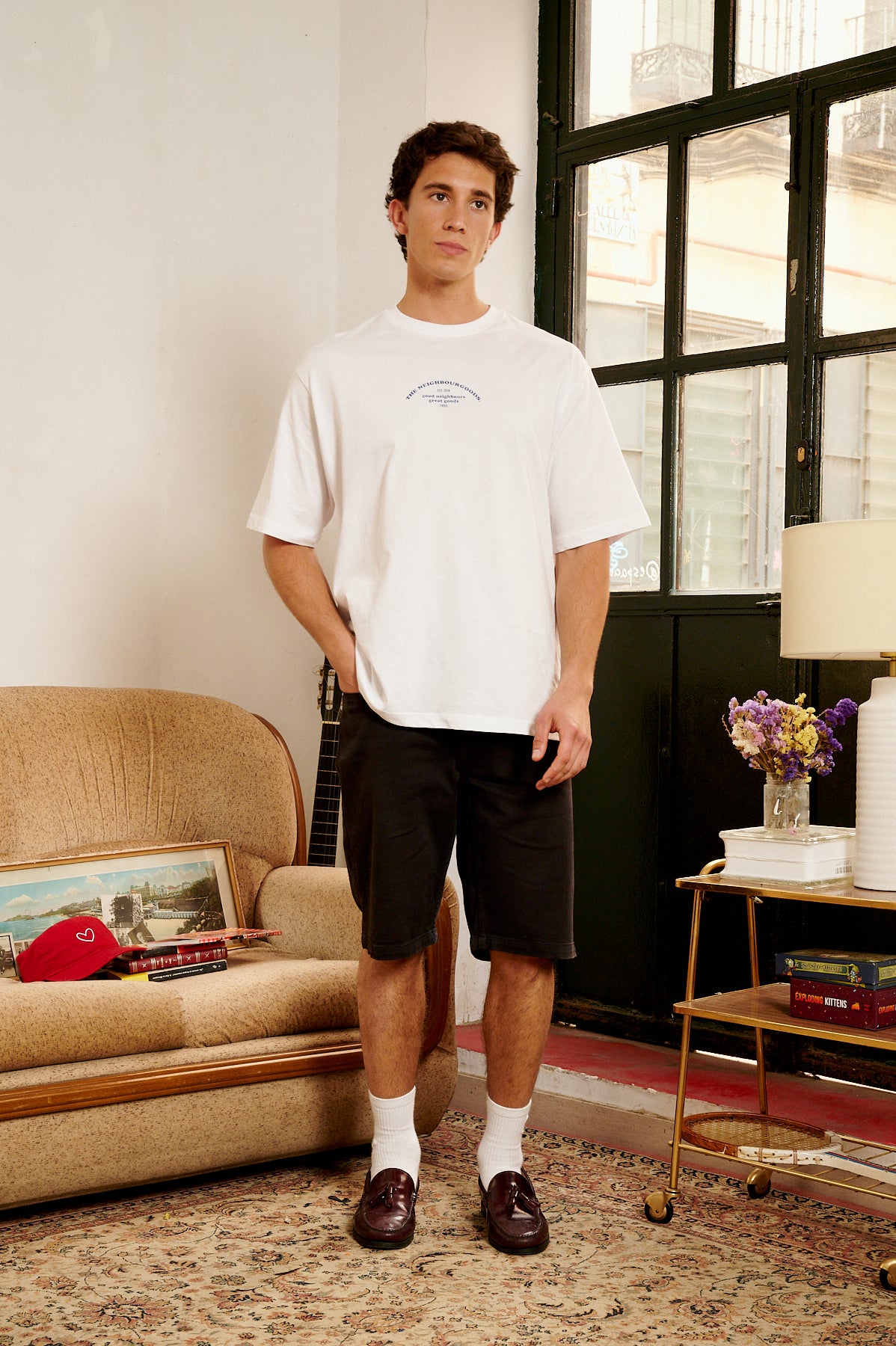 T-SHIRT WEISS MIT GOOD NEIGHBOUR PRINT