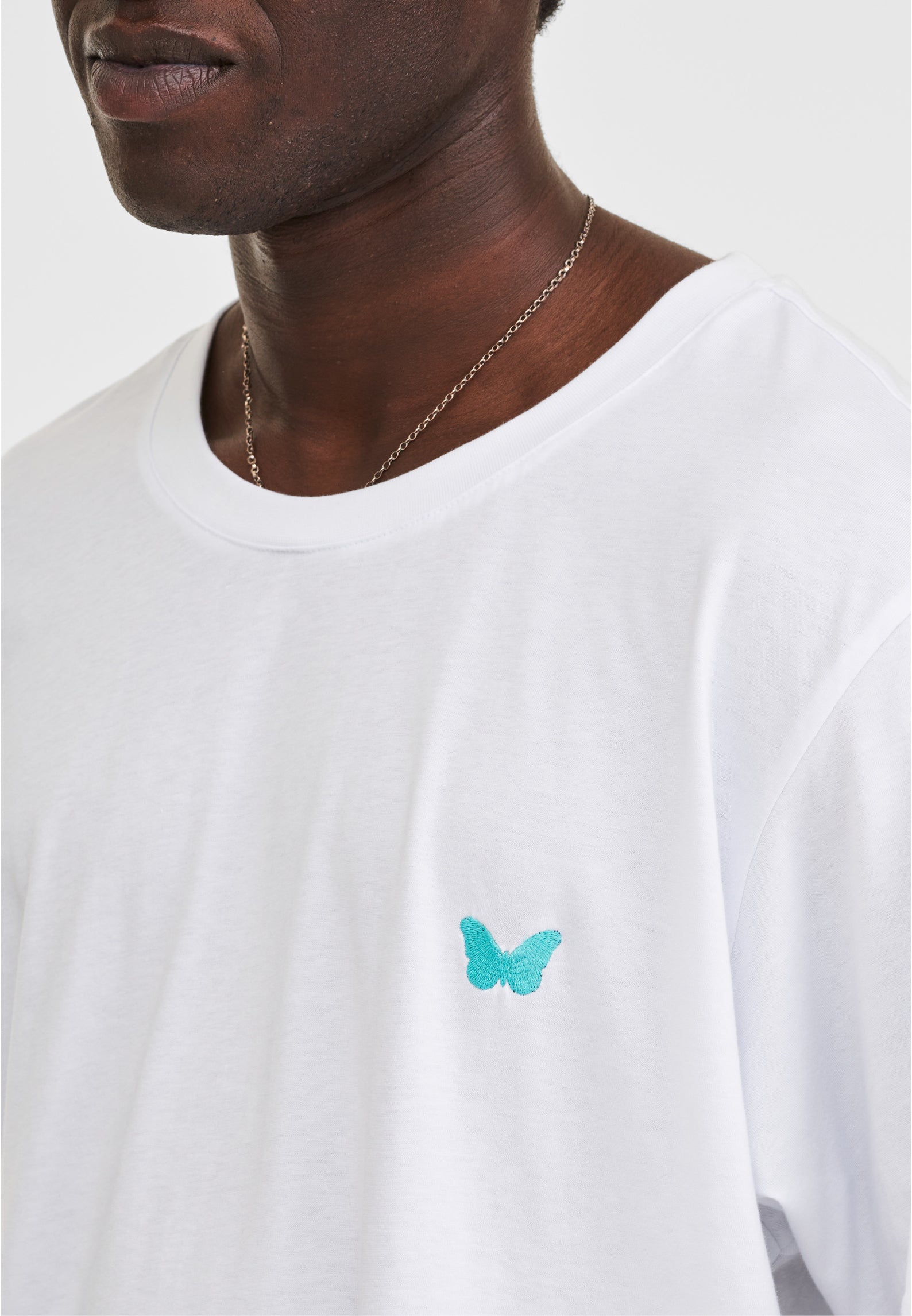 T-SHIRT WEISS MIT SCHMETTERLING STICKEREI