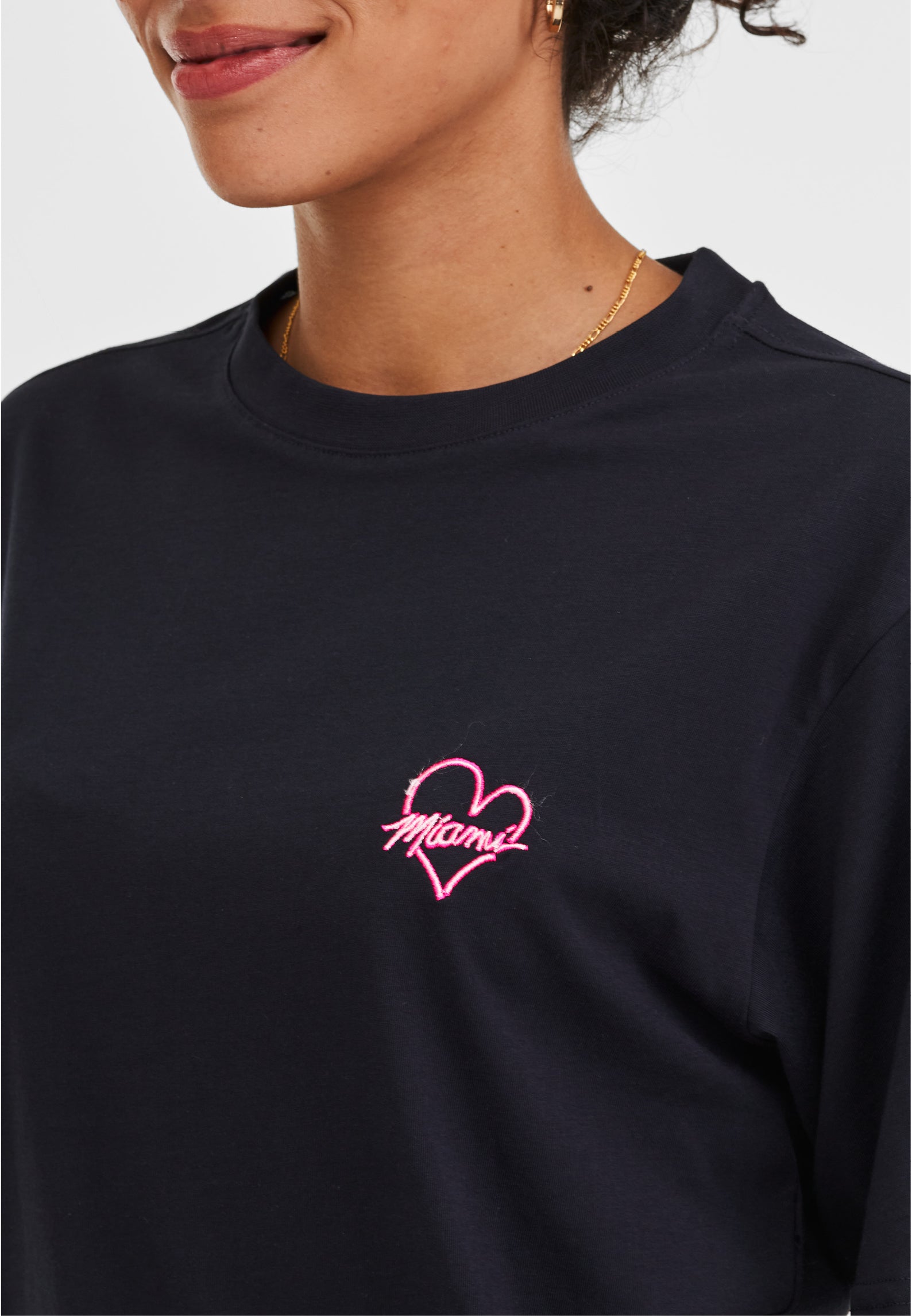 T-SHIRT NAVY MIT MIAMI STICKEREI