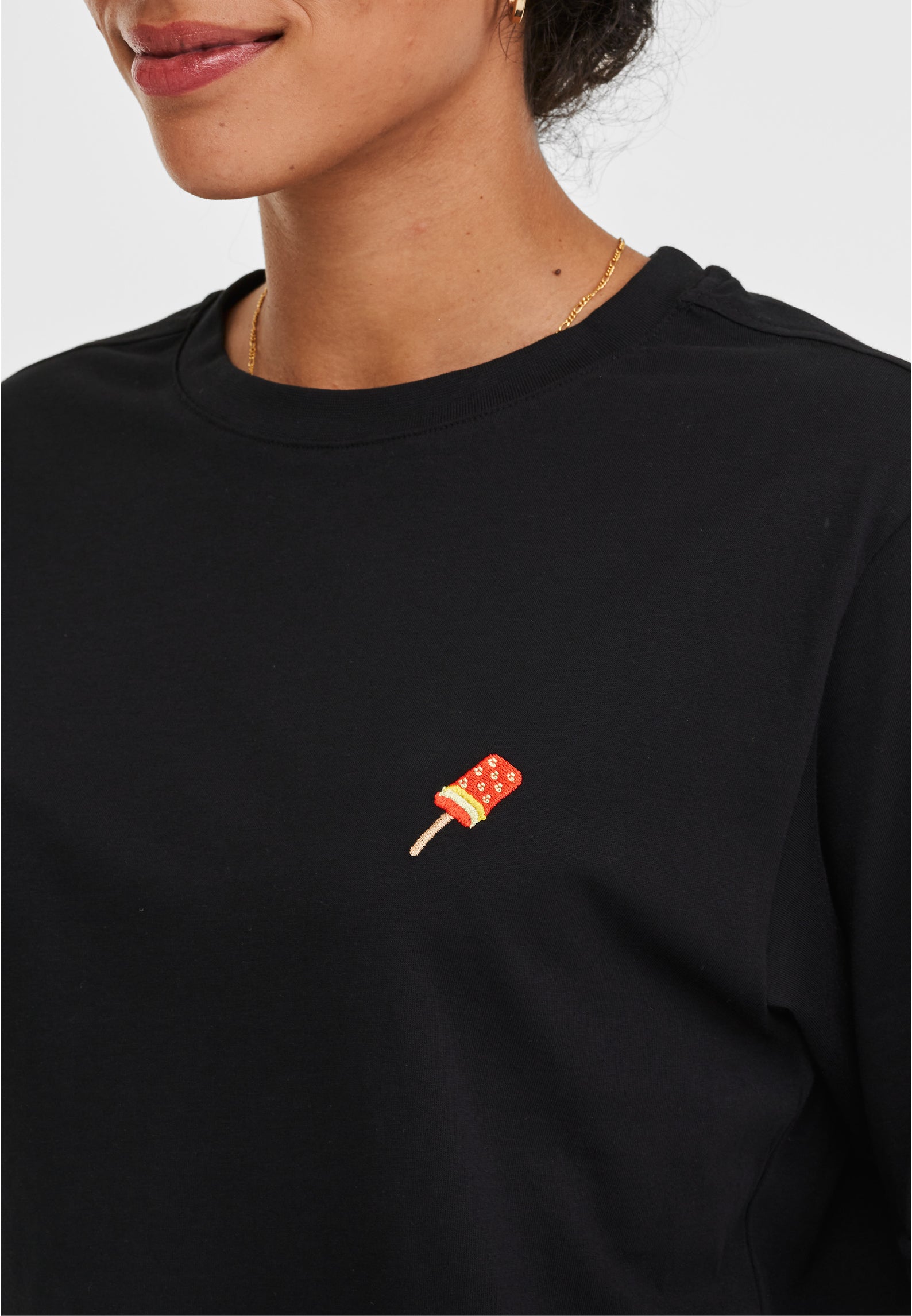 T-SHIRT SCHWARZ MIT EIS AM STIEL STICKEREI