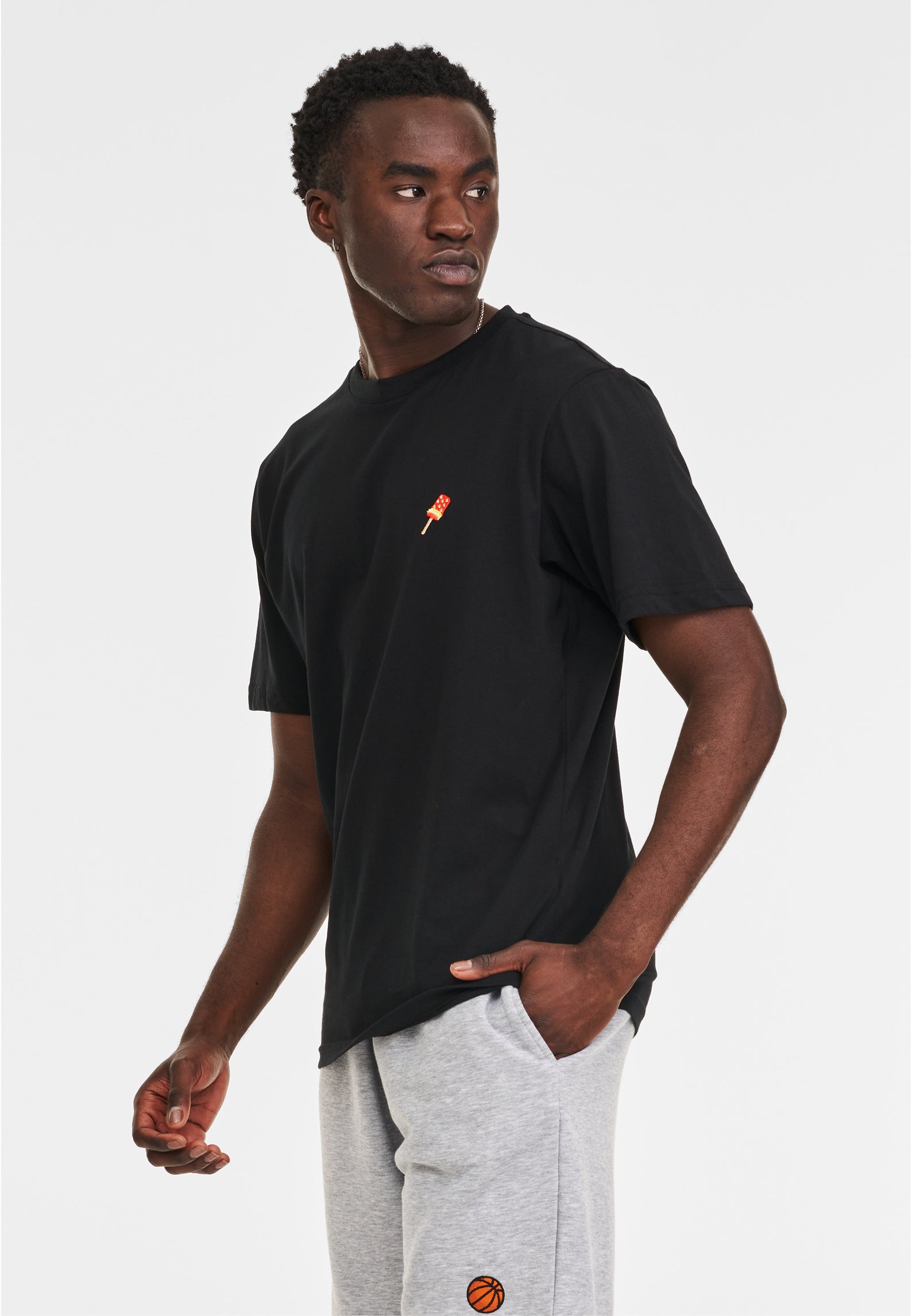 T-SHIRT SCHWARZ MIT EIS AM STIEL STICKEREI